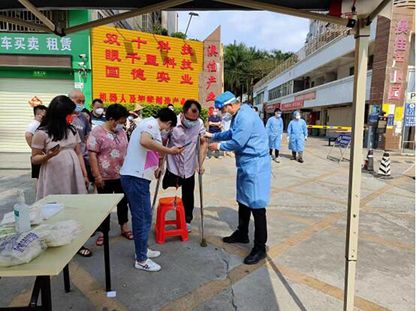 协助残疾人使用核酸检测“绿色通道”.jpg