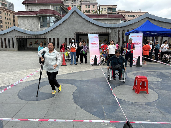 “换位体验”只为“感同身受”！光明玉塘街道“全国助残日”宣传系列活动暖心上演2.jpg