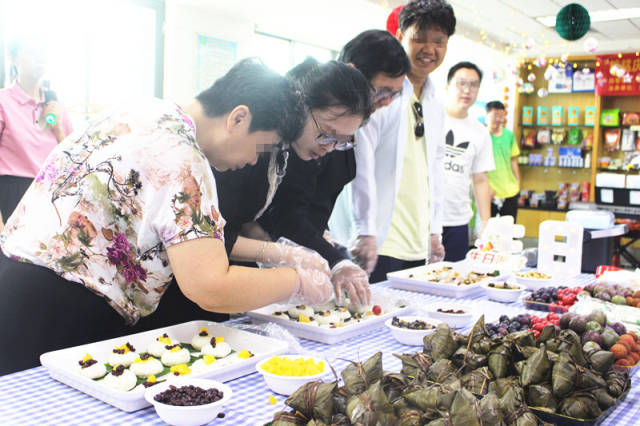 粽糕庆生，端午纳福 ——南山pg电子近50名康复者及家属相聚集体生日会3.jpg