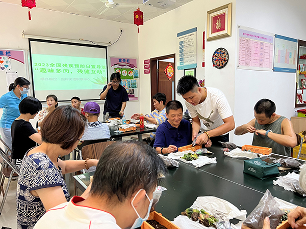 辖区居民及残友在种植过程中自助互助