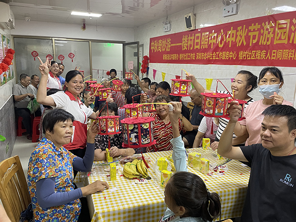 大家高兴地展示自己的花灯