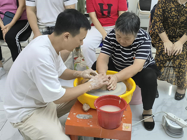 陶艺老师现场指导