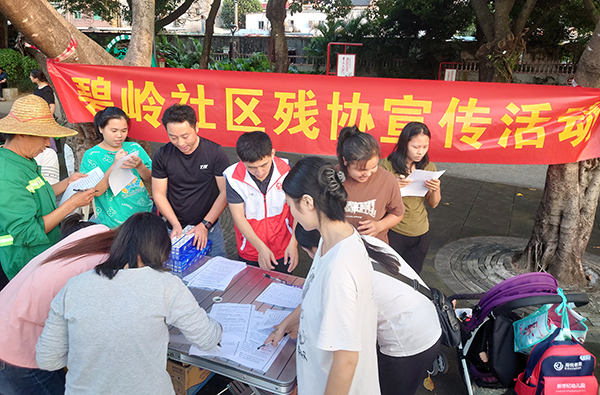 居民正在学习宣传单张内容