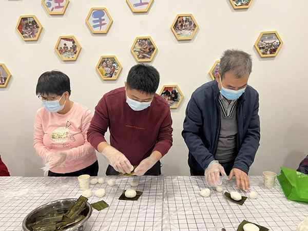 会员及家属动手制作茶果