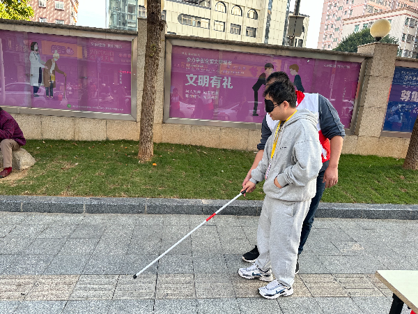 居民进行盲杖体验.jpg