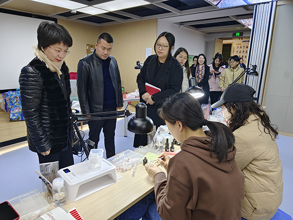 大家共同参观学习穿戴甲制作