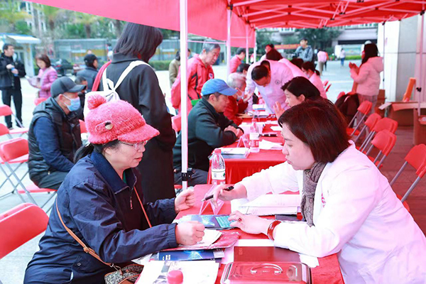 医生给居民讲解听力残疾预防知识