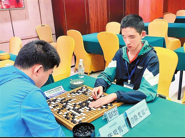 没去学按摩的视障少年，拿了这次棋赛拼搏奖.jpg