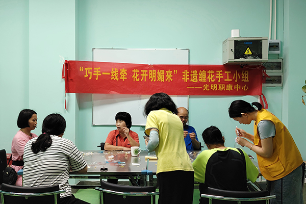 社工带领组员制作非遗缠花发饰