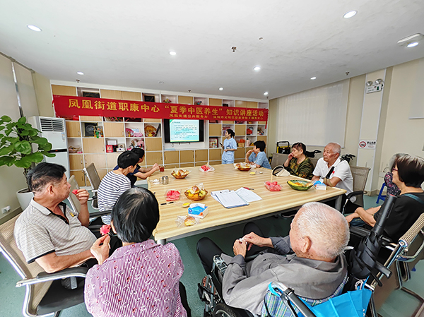 大家认真听社康医生讲养生知识