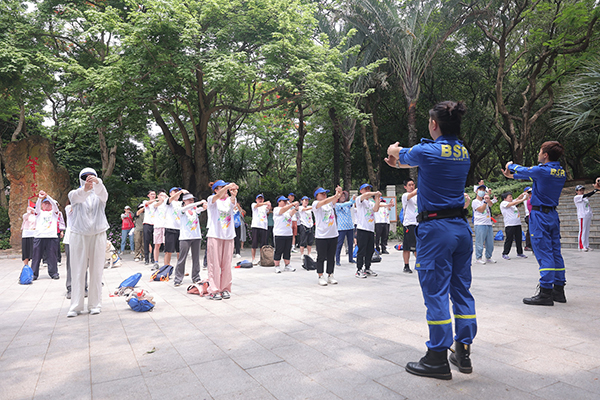 蓝天救援队指导残疾人进行徒步前热身