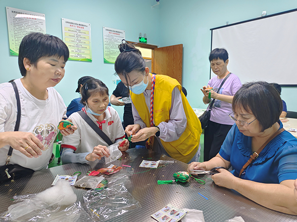 社工讲解缝制技巧