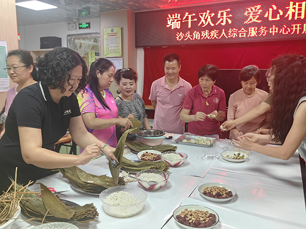 现场包饺子、包粽子