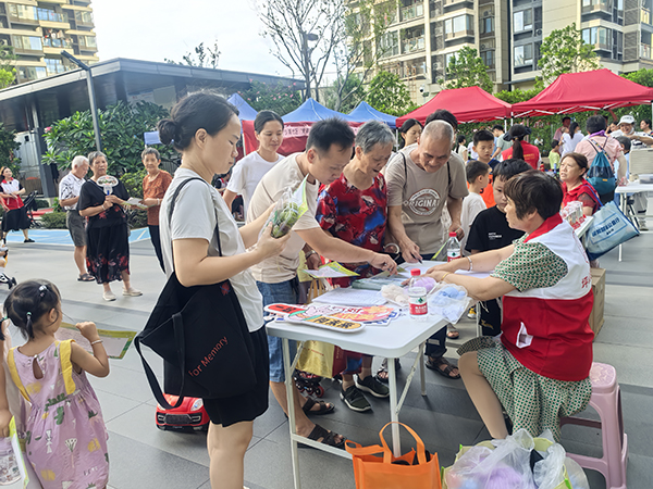 活动现场居民们踊跃参与