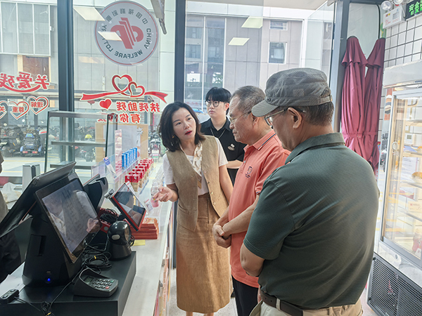 盐康中心主任宋景为林主任介绍福利彩票投注站