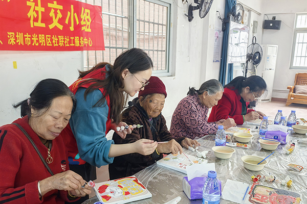 图：社工耐心地为大家教授数字油画涂色技巧