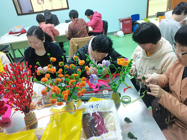 图：大家自制“柿柿如意”及“红红火火”花束