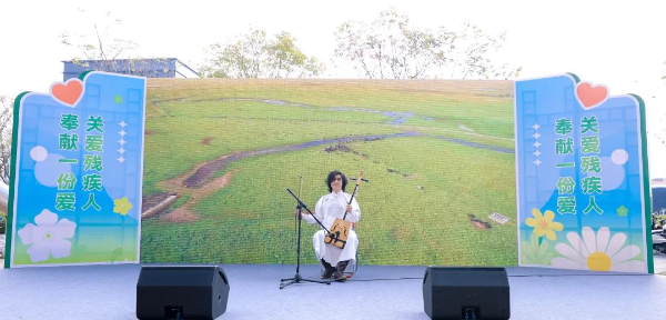 图：非遗传承人席秀全马头琴和呼麦表演